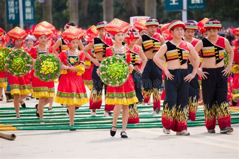  「オザンの祭壇」: 壮大な神話描写と繊細な人物表現の融合